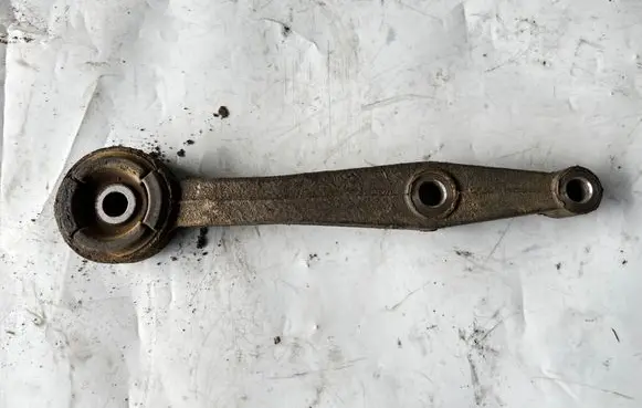 Toyota Land Cruiser (J120) Front differential bracket