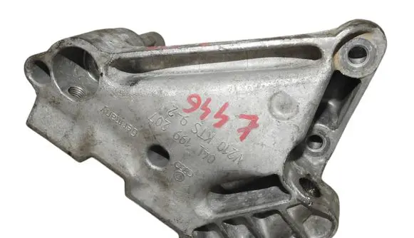 Volkswagen Golf VII Engine mounting bracket 04L199207