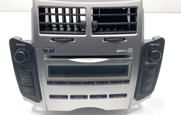 Toyota Yaris Radio/CD/DVD/GPS head unit 