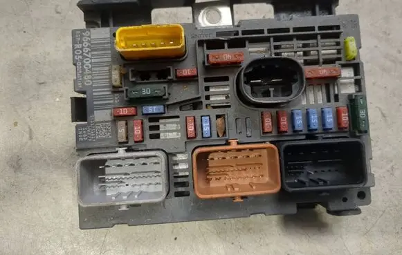 Citroen C4 I Fuse module 9666700480