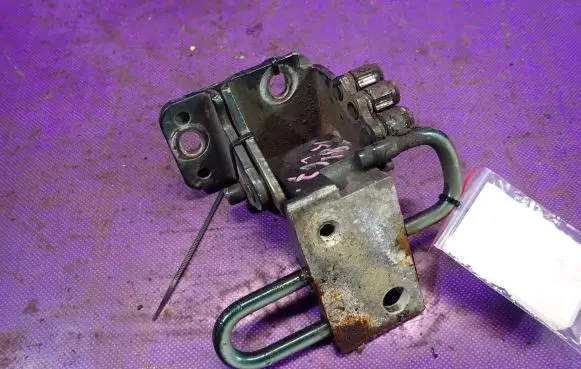 Volkswagen Golf IV Front door lower hinge 4B0831412A