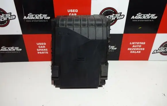Volkswagen Tiguan Fuse box cover 1K0937132F