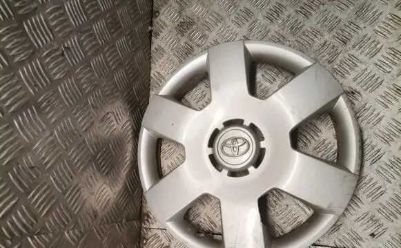 Toyota Avensis T250 R15 wheel hub/cap/trim 