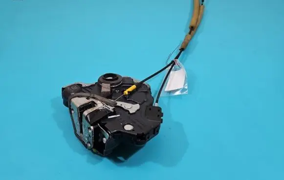 Toyota Land Cruiser (J200) Front door lock Q69A2117 IMPRK1429760