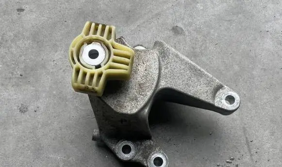 Polestar 2 Engine mounting bracket 31686309