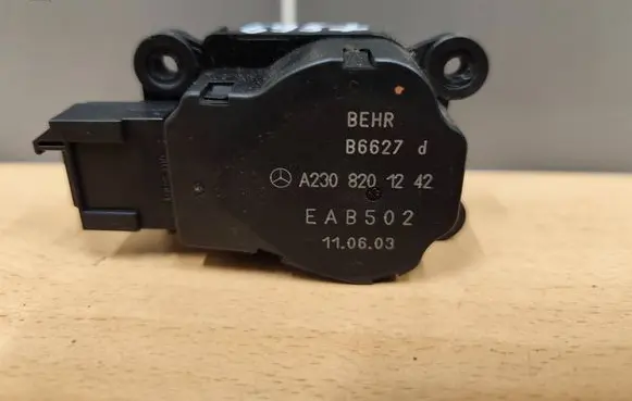 Mercedes-Benz C W203 Air flap motor/actuator A2308201242 B6627 EAB502