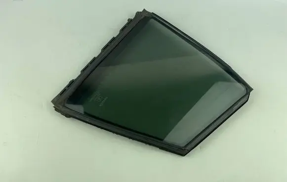 Toyota Prius (XW50) Rear vent window glass 6818947030 68189-47030 E643R-005844