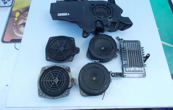 Audi A3 S3 8P Subwoofer speaker 8P3035382A 8P3035223