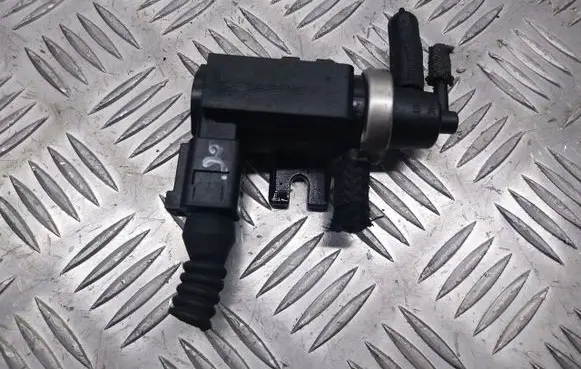 Audi A4 S4 B5 8D Valve vacuum 1J0906627