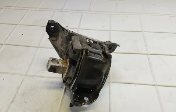 Volkswagen Polo IV 9N3 Engine mount bracket 6Q0199555AE