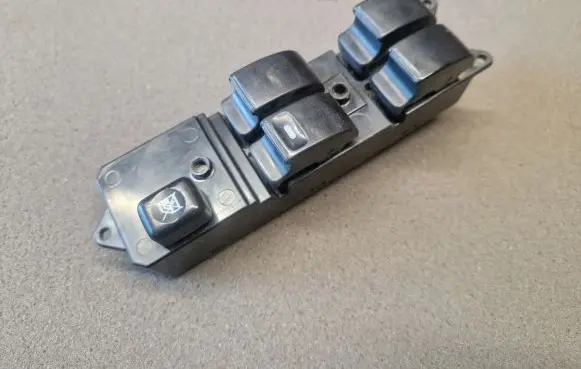 Mitsubishi L200 Quarter vent window switch MR587957