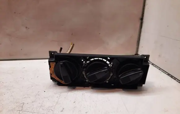 Volkswagen Golf III Climate control unit 1H0819045A 1H0820045