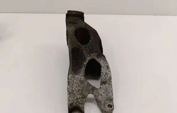 Engine mounting bracket