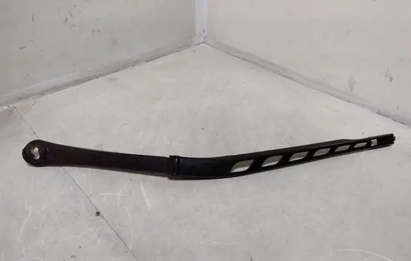 Front wiper blade arm