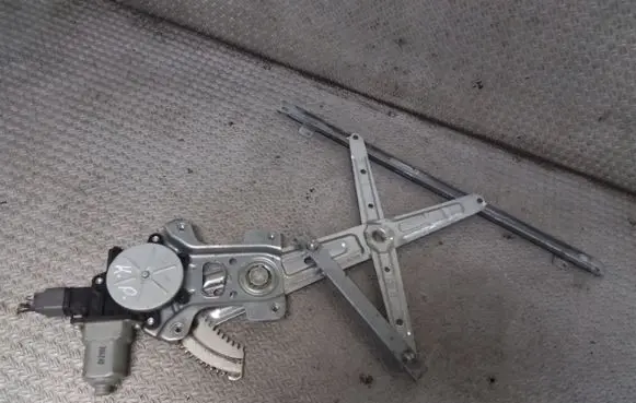 Mitsubishi Lancer VIII Front door window regulator with motor 5713A085