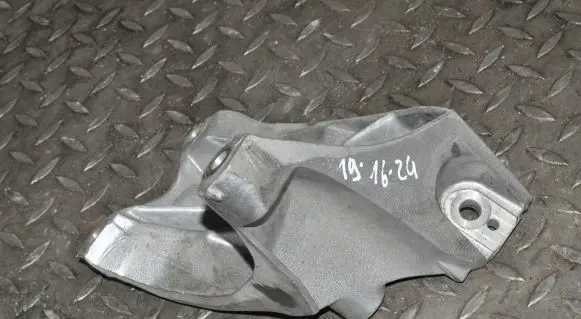 Audi Q7 4M Engine mounting bracket 7L8199308B