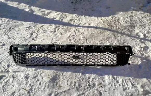 Opel Vivaro Front bumper lower grill 622544919R