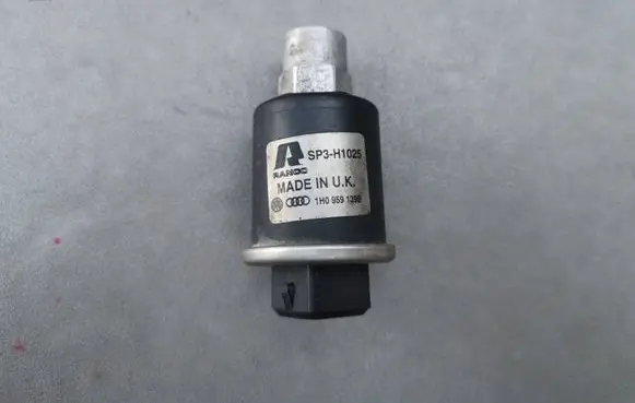 Volkswagen PASSAT B4 Air conditioning (A/C) pressure sensor SP3H1025 1H0959139B