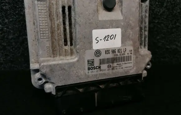 Volkswagen Golf V Engine control unit/module 03G906021LP