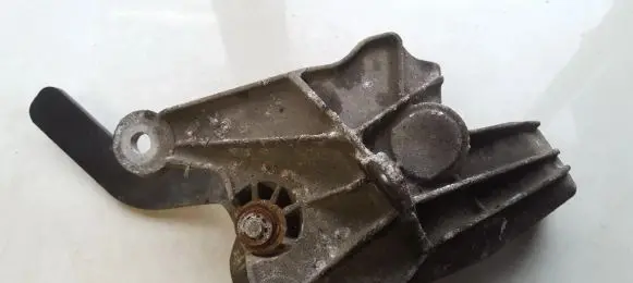 Peugeot 407 Engine mounting bracket