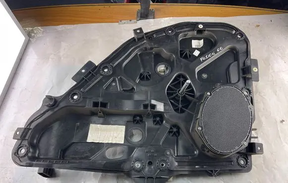 Rear door manual window regulator