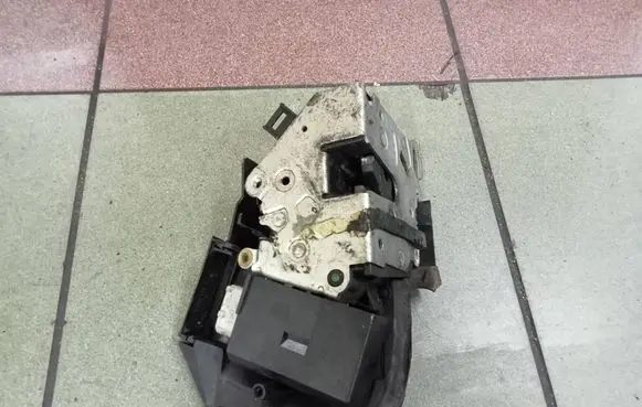 BMW 5 E39 Front door lock 8235113