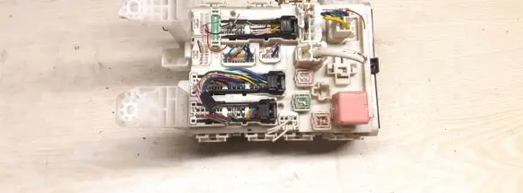 Toyota Avensis T270 Fuse module 8273005150B 139810F28