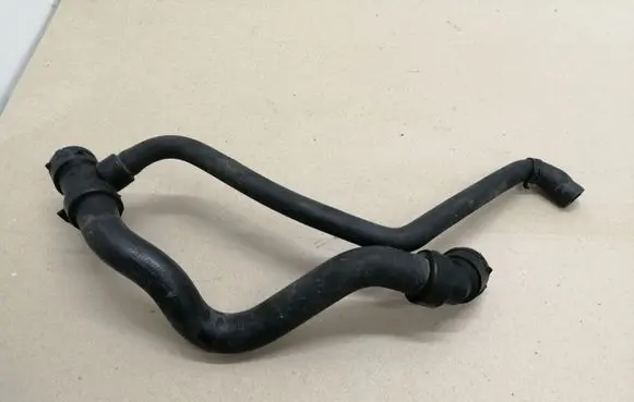 Volkswagen PASSAT B5.5 Engine coolant pipe/hose 4B0121049S