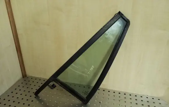 Volvo XC90 Rear vent window glass 