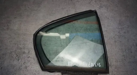 Toyota Avensis T270 Front door window/glass (coupe) 