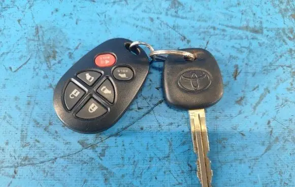 Toyota Sienna XL30 III Ignition relay 