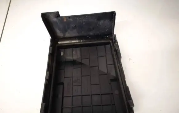 Volkswagen Golf V Fuse box cover 1k0937132f 1k0937132g