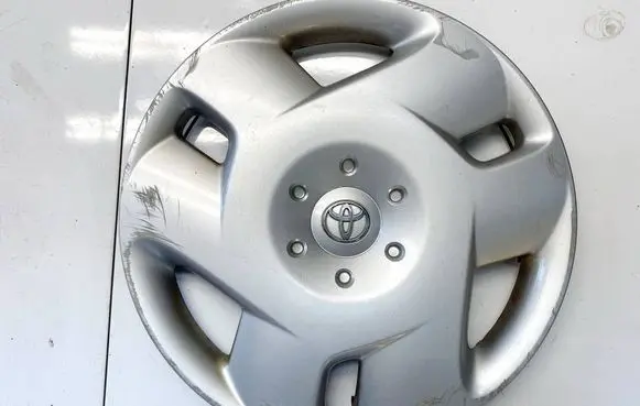 Toyota Corolla Verso E121 R17 wheel hub/cap/trim 2518