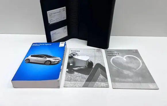 Toyota Auris E180 Owners service history hand book 