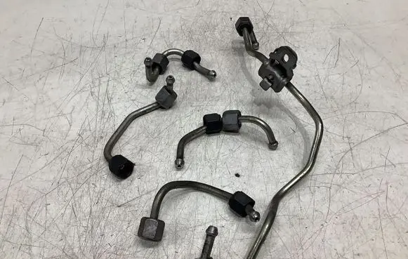 Fuel injector supply line/pipe