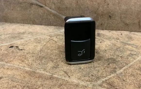 Mercedes-Benz GL X166 Tailgate/boot open switch button A1668707610