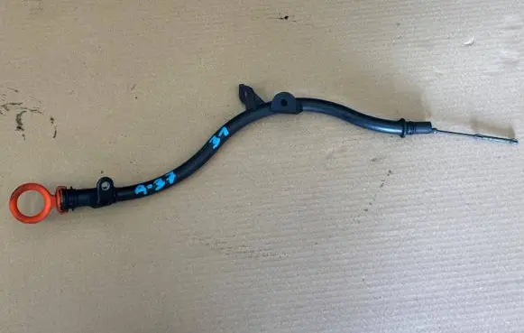Volkswagen PASSAT B7 Oil level dip stick 03L103634M