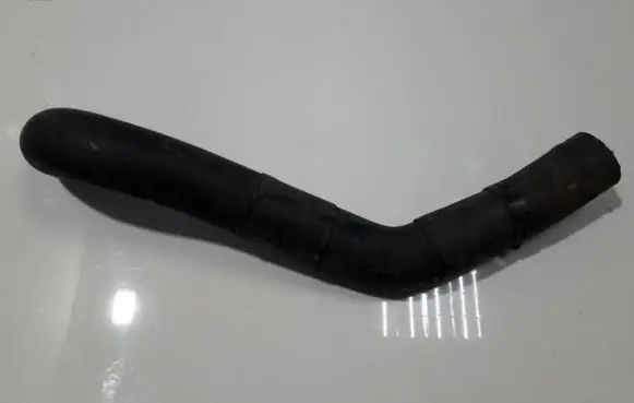 Volkswagen Golf IV Engine coolant pipe/hose 074121101
