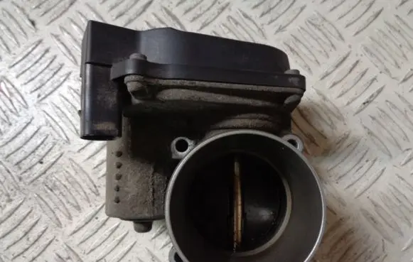 Volkswagen Golf Plus Throttle valve 03C133062C