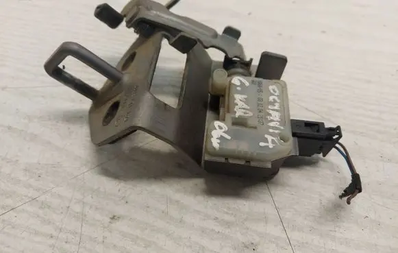 Skoda Octavia Mk2 (1Z) Loading door lock loop/hook striker 1Z9827511C
