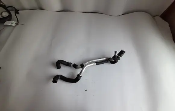 Volkswagen Touareg II Engine coolant pipe/hose 7P0819857E 7P0819911E