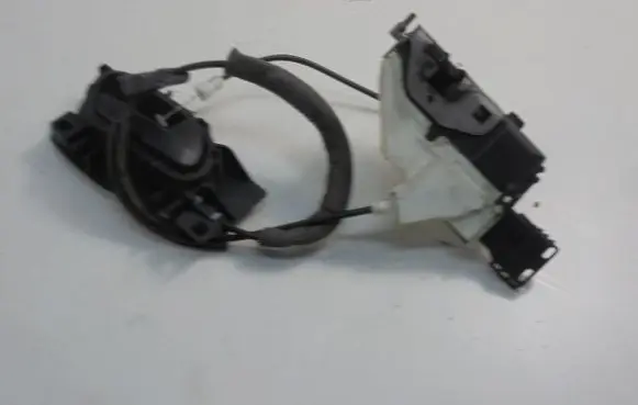 Citroen Berlingo Front door lock 828405