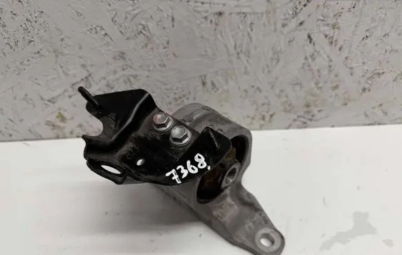 Toyota RAV 4 (XA50) Engine mount bracket