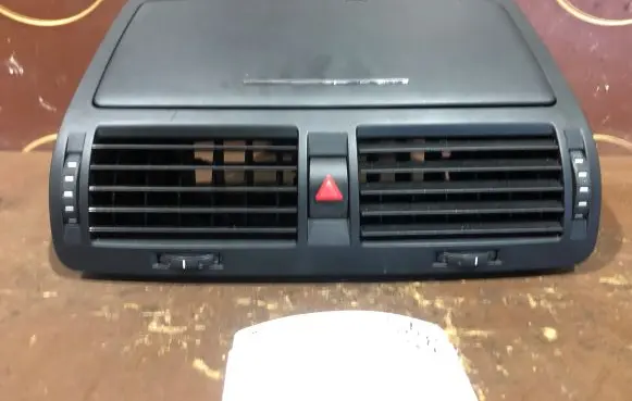 Skoda Octavia Mk2 (1Z) Dash center air vent grill