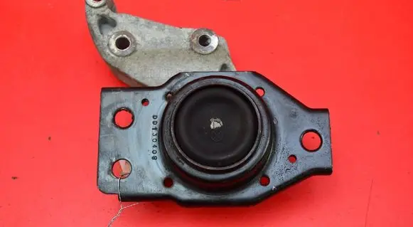 Engine mount vacuum valve