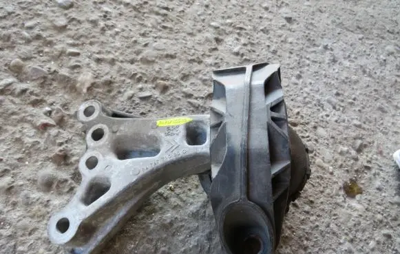 Opel Crossland X Engine mount bracket 9676780580