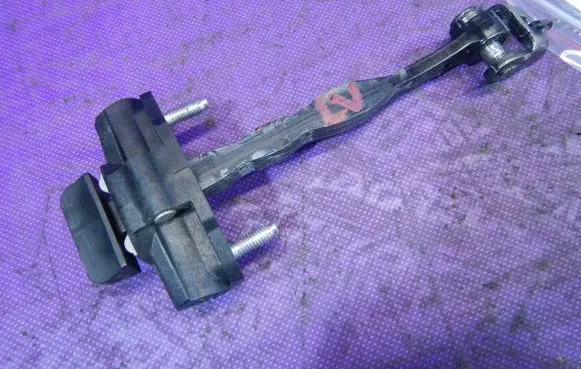 Ford Focus Front door check strap stopper