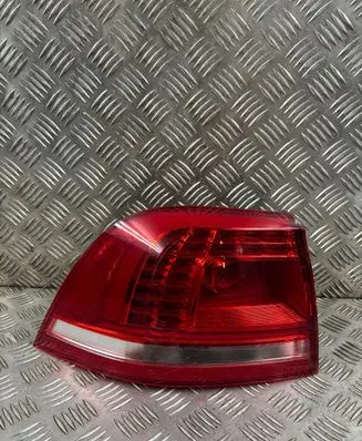 Volkswagen Touareg II Rear/tail lights 7P6945207