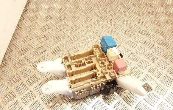 Toyota Verso Fuse module 827300F290 350913C25