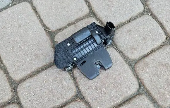Opel Mokka B Tailgate lock latch 9684649680